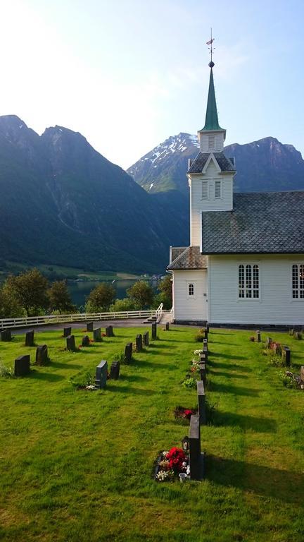 Bjørke Hjorundfjord Hostel מראה חיצוני תמונה